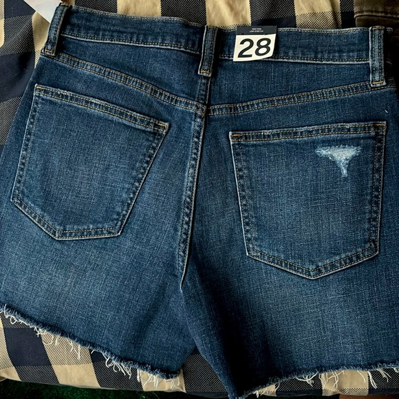 GAP women distressed cut off  Jean short. - Picture 2 of 3